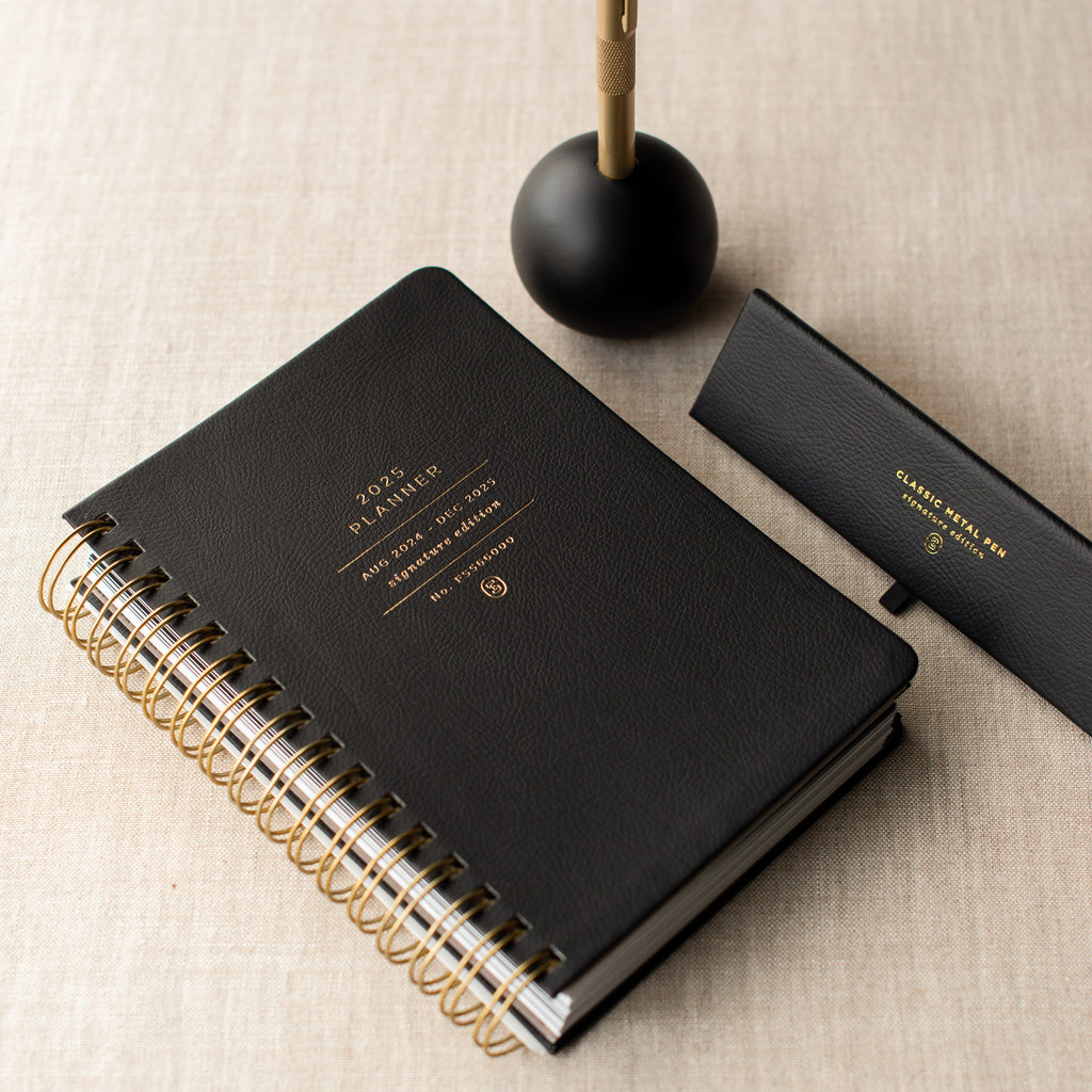 SIGNATURE BLACK 2025 17 MONTH DATED PLANNER